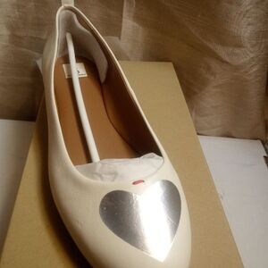NWT Ellen DeGeneres Milk White Leather Heart Flat Women's size 9